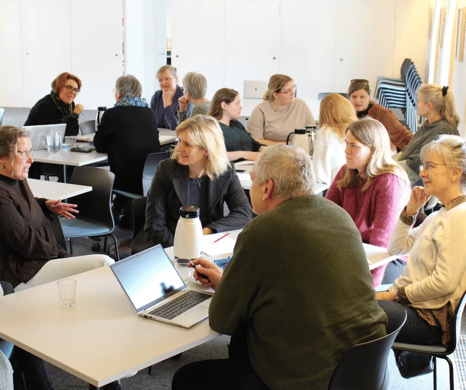 Mennesker i samtale ved et kirkelig arrangement